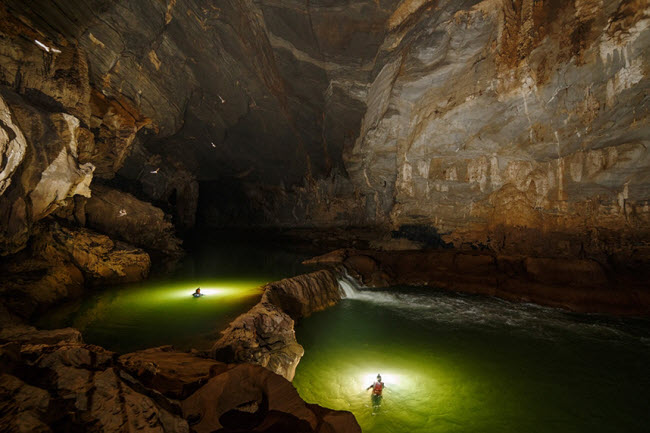 Du khách có thể bơi dưới sông ngầm trong hang động.