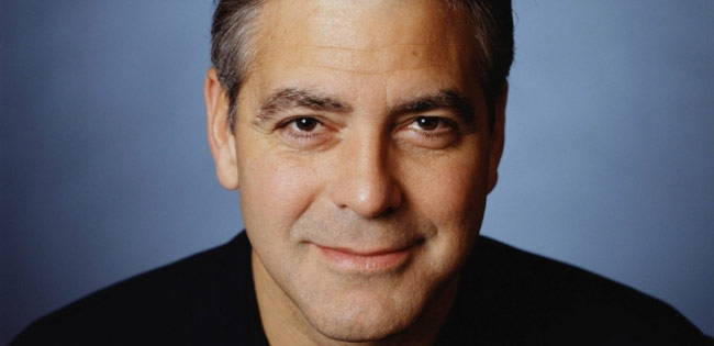Chuyên gia thẩm mỹ Julian De Silva từng sử dụng một phần mềm tin học để tính độ hoàn hảo của gương mặt phụ nữ dựa theo tỷ lệ vàng φ của người Hy Lạp cổ đại (φ là số thập phân vô hạn không tuần hoàn, có giá trị gần đúng 1,618).  Geogre Clooney là người sở hữu gương mặt tiệm cận hoàn hảo.
