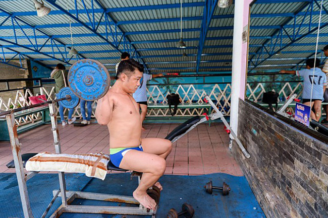 Để có được thân hình đẹp như "tượng tạc", diễn viên "Phạm Công Cúc Hoa" dành nhiều thời gian luyện tập ở phòng gym lẫn ở nhà.