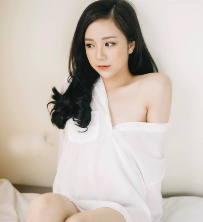 Thế nhưng, Thủy Tiên lại khiến fan bất ngờ khi chia sẻ những hình ảnh sexy thế này. 