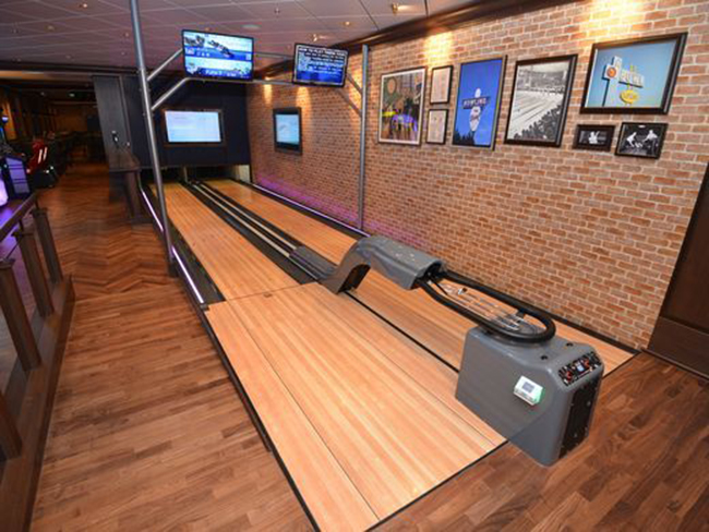 Khu vực giải trí bowling tại The Local Bar & Grill.