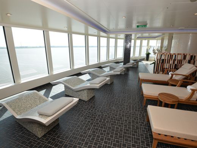 Trên tàu còn có không gian làm đẹp Mandara Spa & Salon, gồm 24 phòng trị liệu, một salon tóc với khung cảnh nhìn ra biển