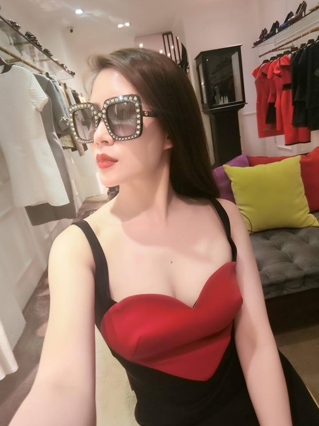 Ngọc Hương cũng không kém cạnh khi vừa kinh doanh thời trang, vừa đi học thêm tích lũy kiến thức.