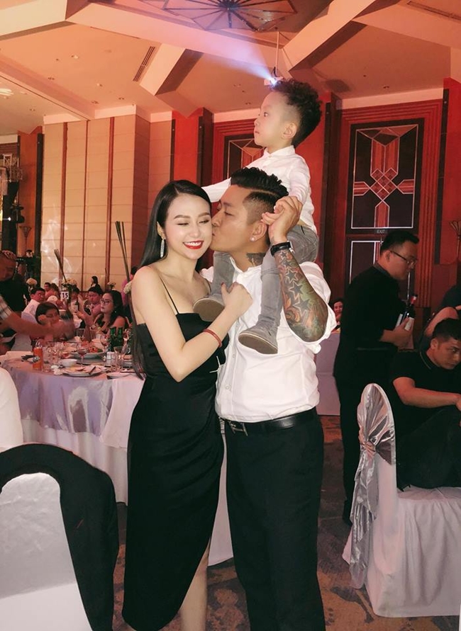 Vợ Tuấn Hưng trở thành tâm điểm chú ý khi cùng chồng con tham dự tiệc cưới của ca sĩ Khắc Việt vào đầu năm 2018.