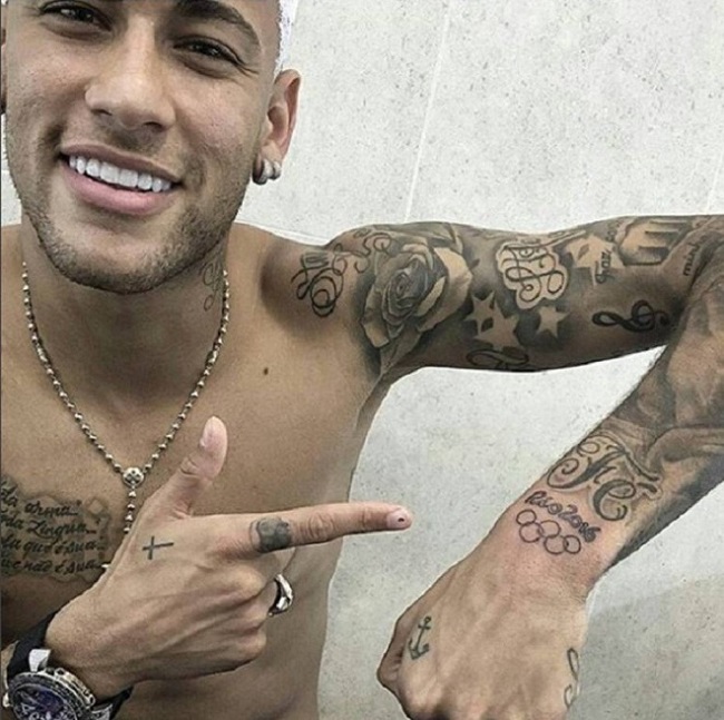 Neymar là fan ruột của các hình xăm, chúng có thể là một kỷ niệm khó phai nào đó hoặc lời yêu thương anh gửi tới gia đình.&nbsp;