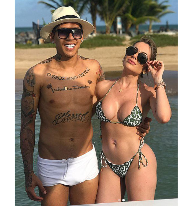 Roberto Firmino cũng xăm hàng chục hình lớn nhỏ trên cơ thể.&nbsp;