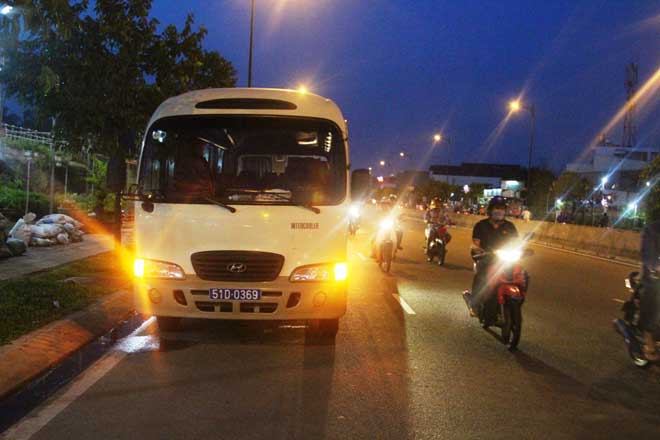 Cô gái bị ô tô biển xanh cán tử vong, người thân ngã gục trong đau đớn - 2