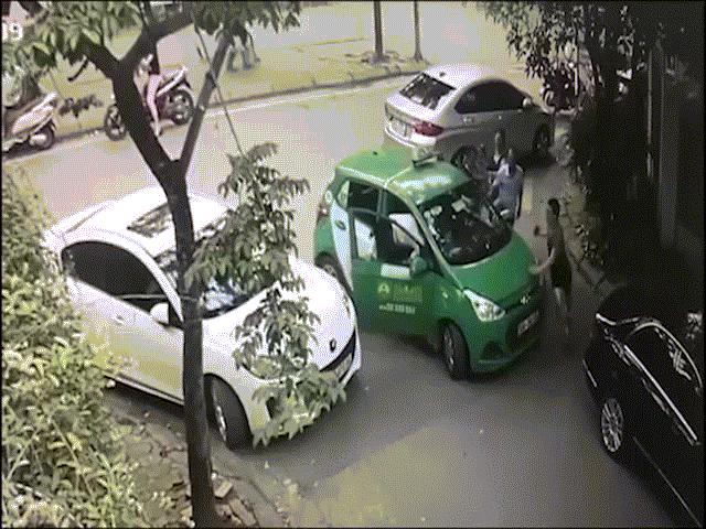 Tin tức trong ngày - Nóng 24h qua: Tiết lộ lý do tài xế xe Mercedes choảng vỡ đầu tài xế taxi Mai Linh
