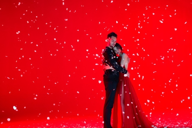 Bích Phương đụng đầm đỏ với mỹ nữ Vbiz trong MV mới, ai đẹp hơn ai? - 2