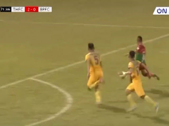 Bóng đá - Hy hữu: Bí người, Bình Phước đôn thủ môn lên đá tiền đạo