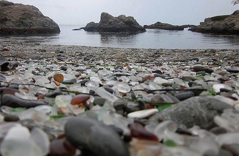 Lạ lùng bãi biển toàn thủy tinh đầy sắc màu - 1