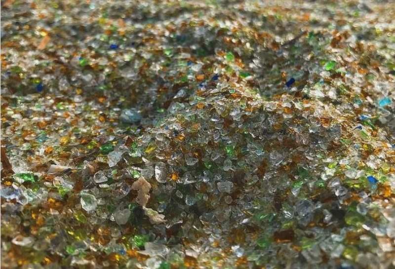 Lạ lùng bãi biển toàn thủy tinh đầy sắc màu - 2