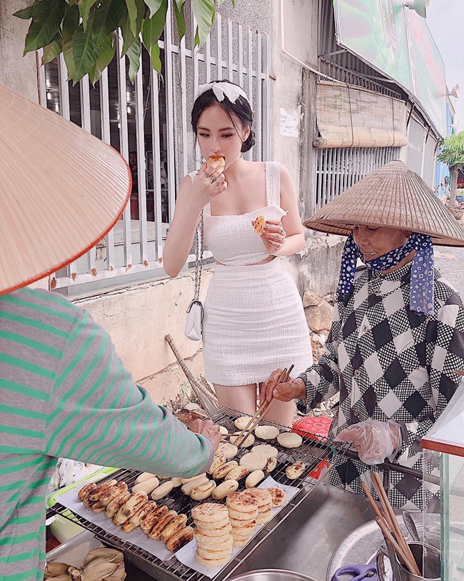 Nữ diễn viên Angela Phương Trinh gây chú ý khi mặc đẹp đi ăn hàng rong. 