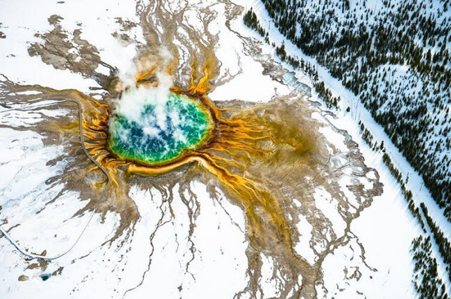 Suối nước nóng Grand Prismatic Spring, Mỹ: Đây là suối nước nóng lớn nhất, nổi tiếng nhất nước Mỹ, nằm trong vườn quốc gia Yellowstone. Điều gây ấn tượng nhất của Grand Prismatic Spring là màu sắc nổi bật của nước. Suối có nước xanh rực rỡ ở trung tâm, bao quanh là những màu sắc sinh động gồm màu đỏ, cam, vàng, xanh dương và xanh lá cây.