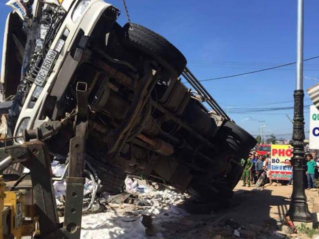 Xe tải mất phanh gây tai nạn liên hoàn, 5 người tử vong