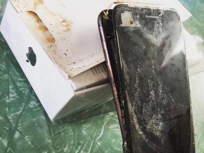 Thêm chiếc iPhone phát nổ ngay trên bàn làm việc - 1