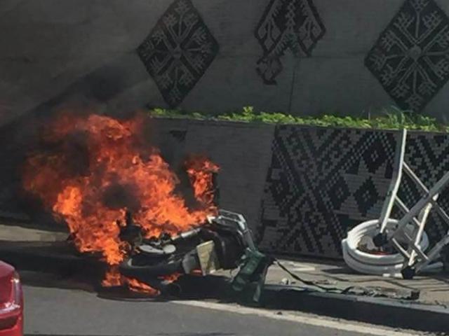 Tin tức trong ngày - Hà Nội: Chủ liều mình lao vào lấy đồ khi xe đang bốc cháy ngùn ngụt