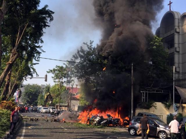 Vì sao cả gia đình 6 người đánh bom tự sát gây kinh hoàng ở Indonesia