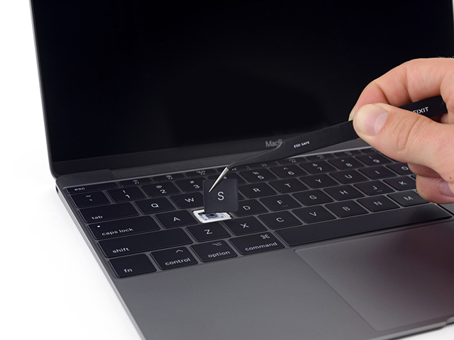Người dùng ”bắt tay” kiện Apple vì lỗi bàn phím MacBook