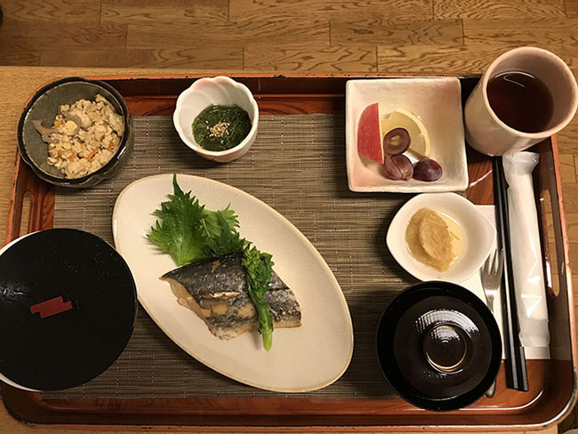 Bữa ăn sáng chuẩn truyền thống người Nhật, cá hấp kèm súp miso.
