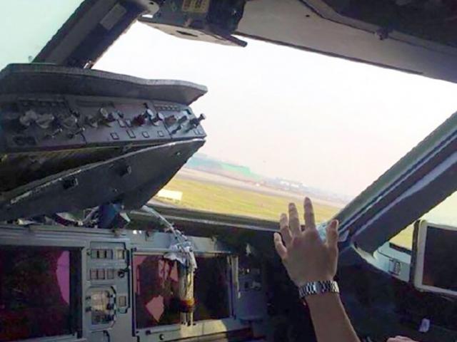 TQ: Cửa sổ máy bay bật tung, phi công bị kính cứa vào mặt khi đang bay