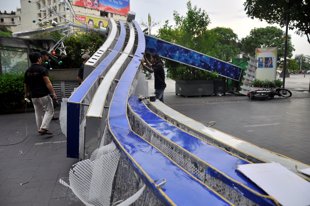 Cổng chào “khủng” ở phố đi bộ Nguyễn Huệ đổ sập, một người bất động - 1