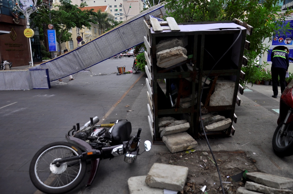 Cổng chào “khủng” ở phố đi bộ Nguyễn Huệ đổ sập, một người bất động - 4