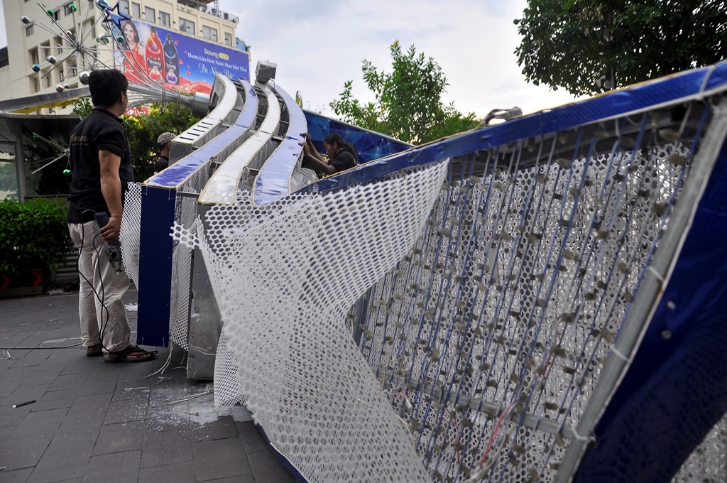 Cổng chào “khủng” ở phố đi bộ Nguyễn Huệ đổ sập, một người bất động - 3