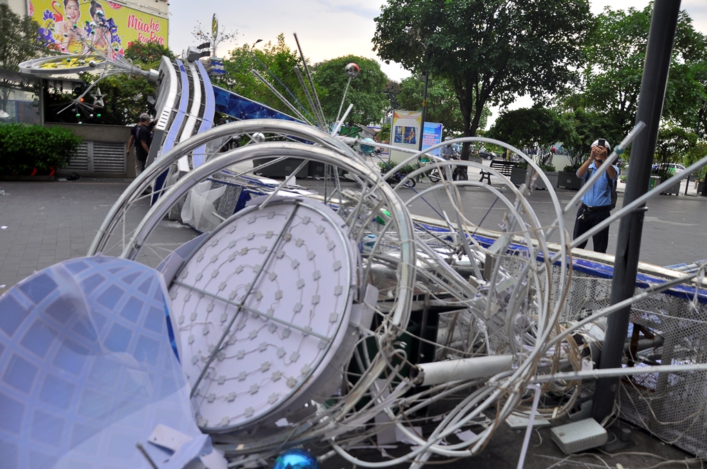 Cổng chào “khủng” ở phố đi bộ Nguyễn Huệ đổ sập, một người bất động - 2