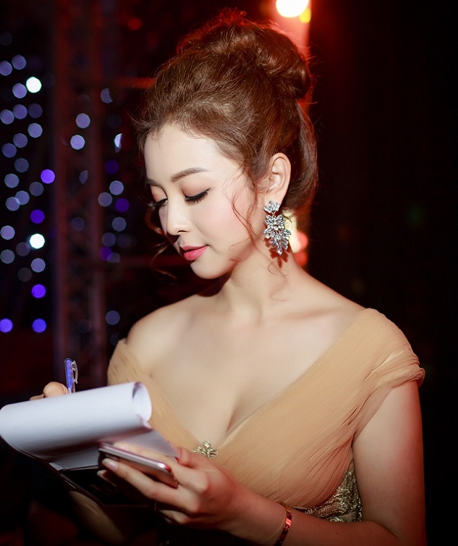 Jennifer Phạm cũng là một trong những hoa hậu MC nổi tiếng. Cô thường xuyên xuất hiện tại các chương trình giải trí, sự kiện lớn. 