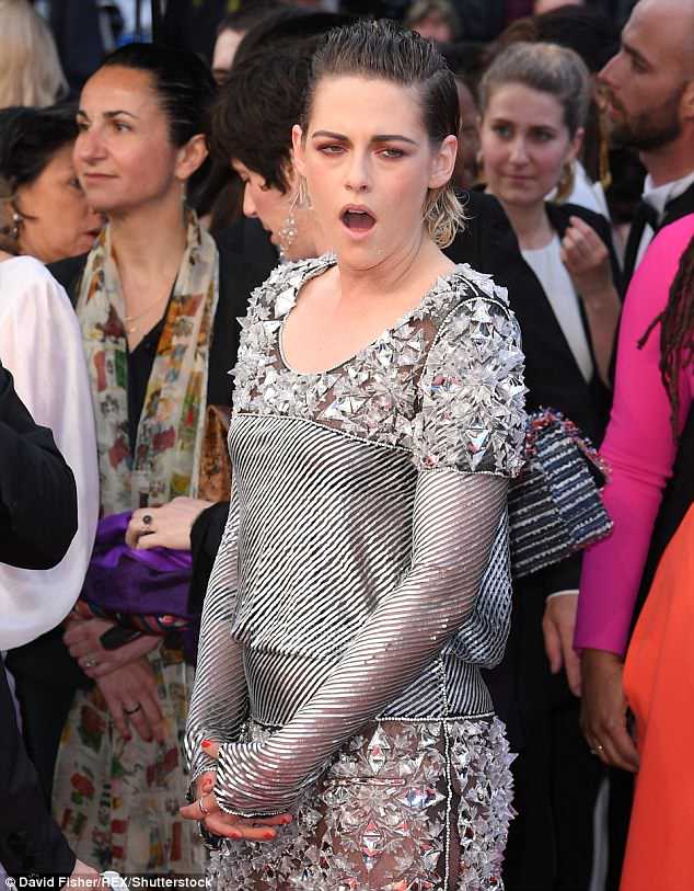 Lý Nhã Kỳ diện áo dài quý phái, Kristen Stewart cởi phăng giày trên thảm đỏ - 10