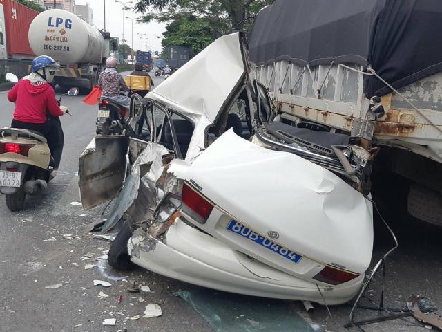 Tin tức trong ngày - Hải Phòng: Va chạm giao thông, xe biển xanh 80B bẹp dúm