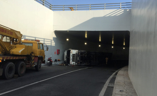 Xe container lật nhào trong hầm chui vừa thông xe ở SG - 3