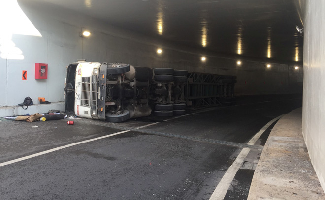 Xe container lật nhào trong hầm chui vừa thông xe ở SG - 1