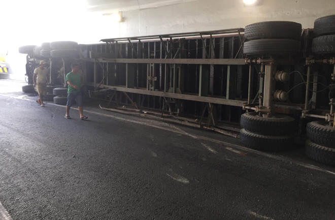 Xe container lật nhào trong hầm chui vừa thông xe ở SG - 2
