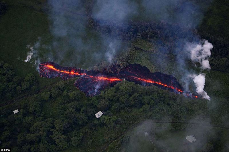 Núi lửa Hawaii phun ra “bom nham thạch” bằng chiếc ô tô - 1