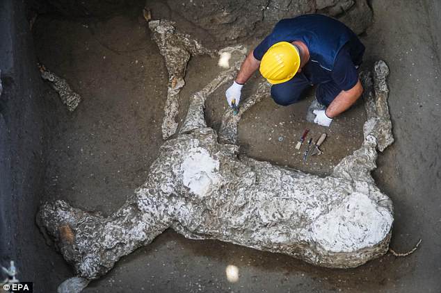 Phát hiện “xác ướp” 2.000 năm nguyên vẹn phi thường ở Ý - 1