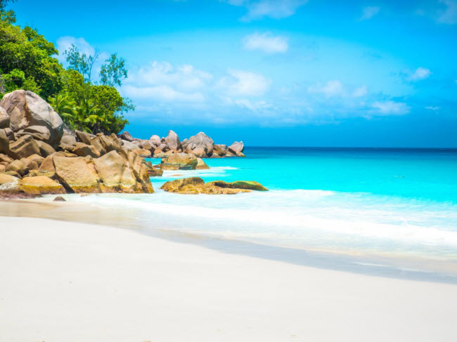 Anse Georgette, Seychelles: Đây là bãi biển có phong cảnh đẹp siêu thực và chưa nhiều du khách biết đến. Bãi cát trắng muốt gần như không có bóng người, tạo nên khung cảnh như thiên đường dưới hạ giới.