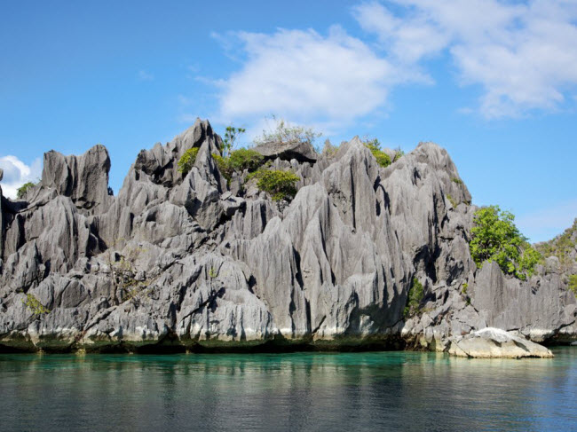 Đảo Black, Philippines: Bãi biển này nổi tiếng với các cấu trúc đá đen nhọn tương phản với nước trong vắt và cây xanh mướt. Đảo Black là địa điểm lý tưởng dành cho du khách thích lặn ống thở và khám phá dưới nước.
