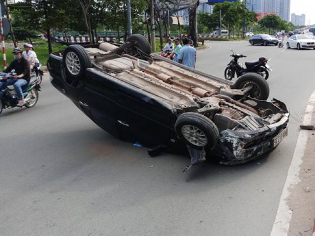 Tin tức trong ngày - Ô tô "bay ngửa" dưới dốc cầu SG, người đi đường tháo chạy