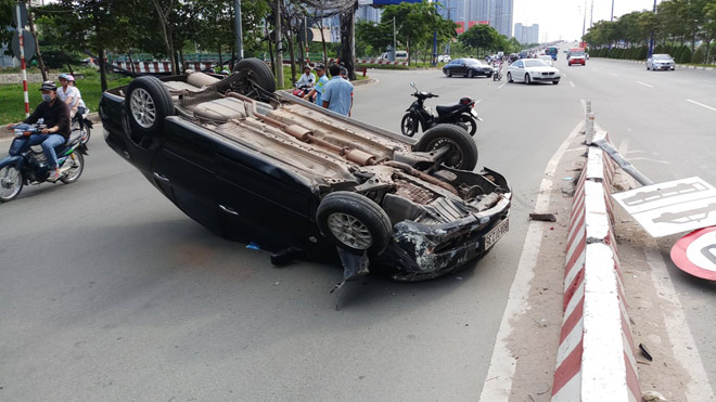 Ô tô &#34;bay ngửa&#34; dưới dốc cầu SG, người đi đường tháo chạy - 1