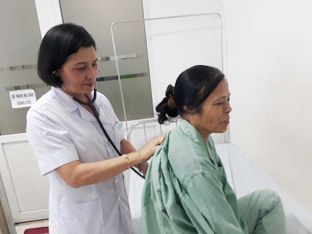 Hà Nội: Cấp cứu nhiều người bị tai biến do nắng nóng - 1