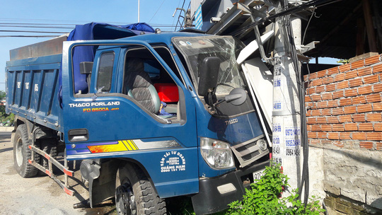 Xe tải va chạm với xe du lịch, 6 người bị thương nặng - 3