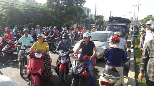 Xe tải va chạm với xe du lịch, 6 người bị thương nặng - 4