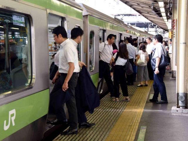 Đường sắt Nhật Bản xin lỗi vì tàu chạy sớm 25 giây