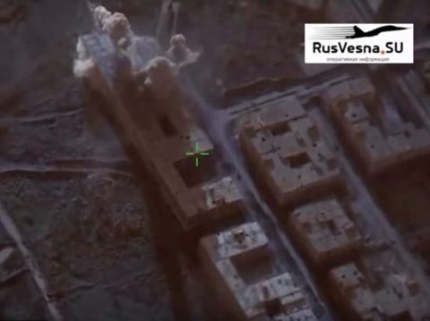 Video: Chiến đấu cơ Su-34 Nga ném bom 5 tạ diệt khủng bố ở Syria - 1