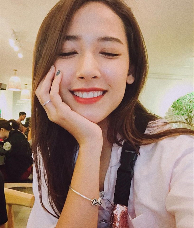 Huệ Phương thu hút người đối diện bởi vẻ đẹp hiện đại, gương mặt Thanh Tú và nụ cười sáng.&nbsp;