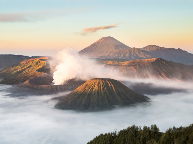 Núi Bromo, Indonesia: Đây là núi lửa duy nhất còn hoạt động trên đảo Java. Nó trở nên đẹp tráng lệ dưới ánh nắng bình minh.