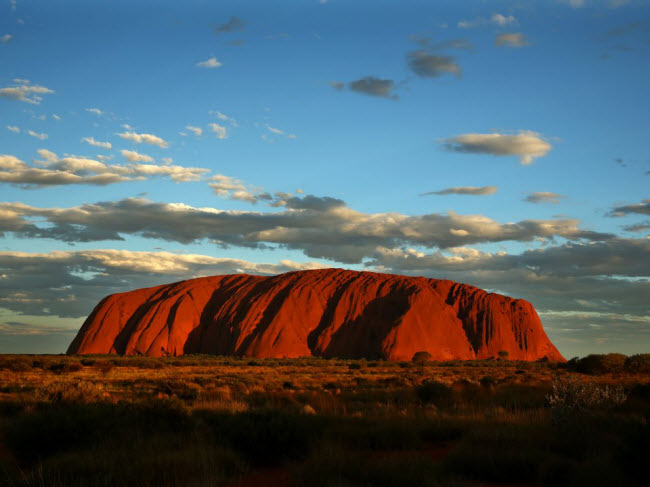 Uluru, Australia: Uluru là khối sa thạch khổng lồ nằm tại khu vực hẻo lánh ở Northern Territory, Australia. Nó có chu vi khoảng 9km.