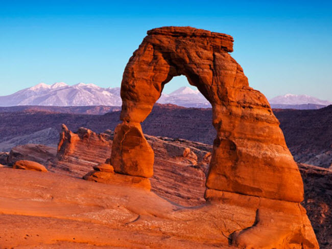 Vườn quốc gia Arches, Mỹ: Bang Utah nổi tiếng với các cấu trúc sa thạch đỏ tuyệt đẹp, đặc biệt tại vườn quốc gia Arches. Khu bảo tồn này có 2.000 cấu trúc vòm, nhưng khoảng 1 cấu trúc sụp đổ mỗi năm do tác động của tự nhiên.